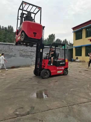 Camión elevador eléctrico autocargado 1,5-3 toneladas para carga y descarga en almacén