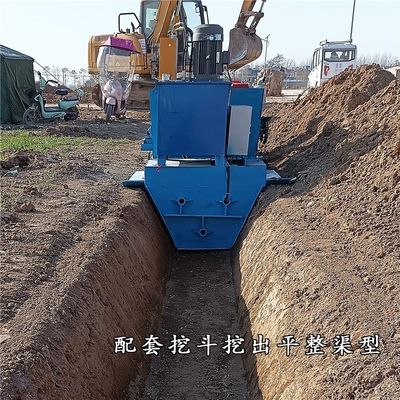 Tres trabajadores de la construcción eligen la máquina de revestimiento de canales de canales de drenaje automático