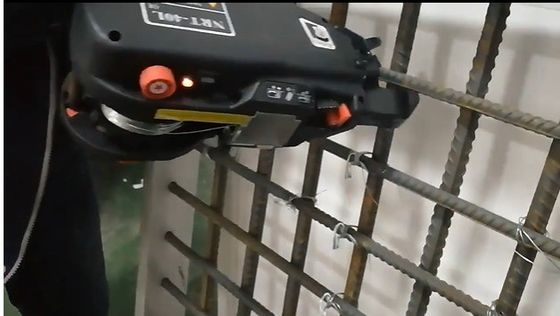 El cliente requiere una máquina de flexión automática de alambre de acero con rebordón de estribo.